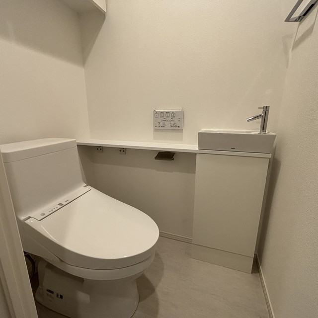 トイレ　※写真は同タイプ住戸です。