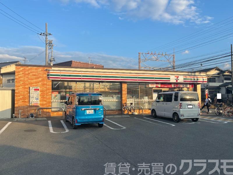 コンビニ　セブンイレブン初芝駅東店（コンビニ）まで120m