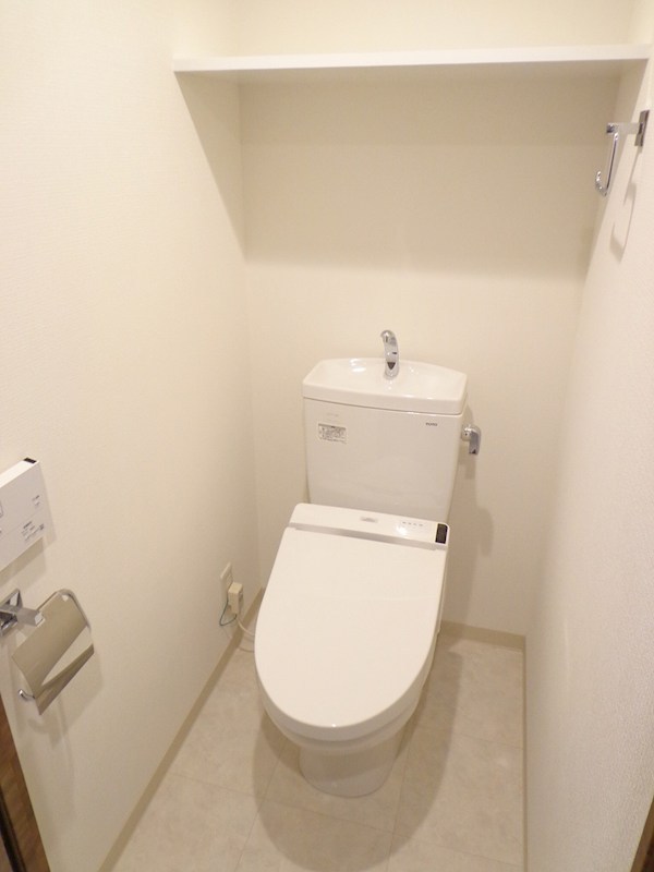 都営大江戸線 練馬駅 徒歩7分 5階建 築11年のトイレ写真