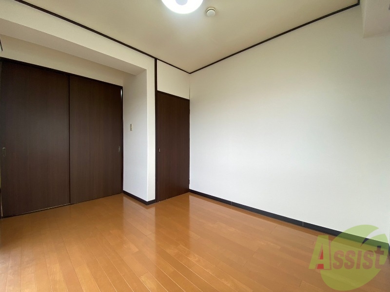 その他部屋・スペース　こちらの洋室に寝具を置いてもゆとりがあります。