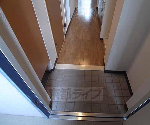 地下鉄東西線 小野駅 徒歩11分 3階建 築24年の玄関写真