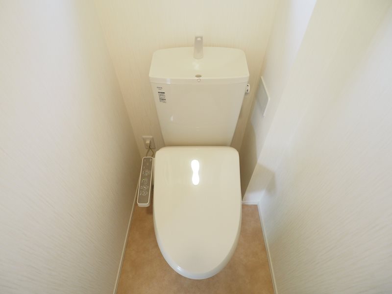 京王線 多磨霊園駅 徒歩4分 2階建 築8年のトイレ写真
