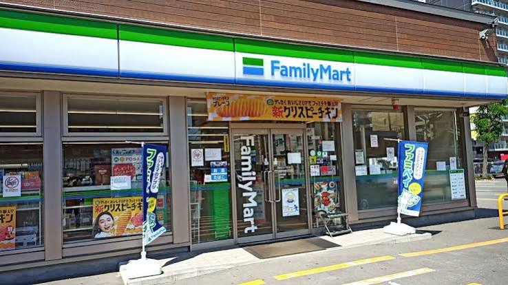 コンビニ　ファミリーマート札幌南6条西9丁目店（コンビニ）まで193m
