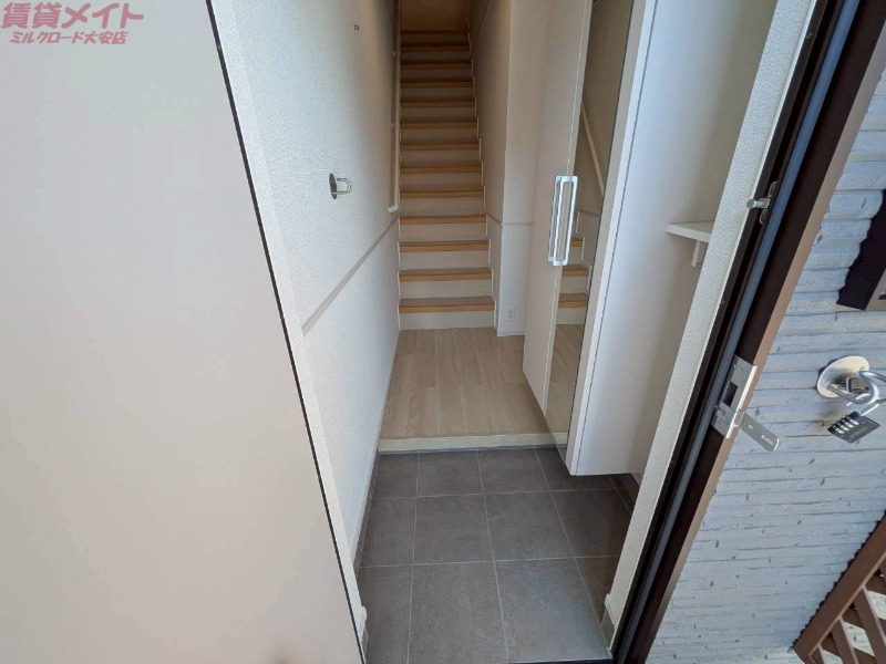 玄関　同タイプの部屋写真です
