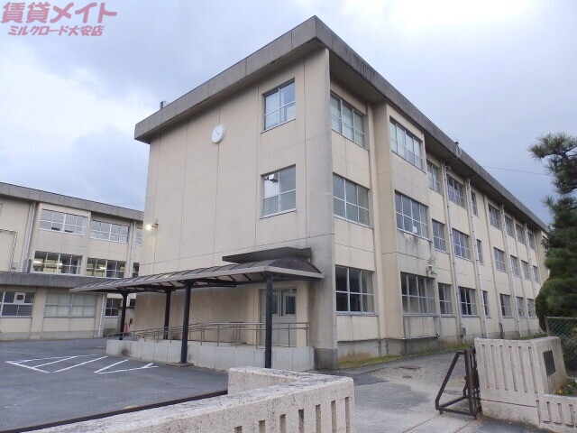 中学校　四日市市立西朝明中学校（中学校）まで2462m