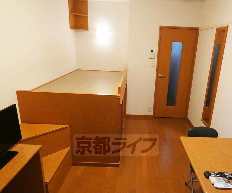 レオパレス二条駅前の居間写真