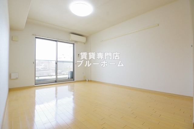 居室・リビング　10帖の広いお部屋！
