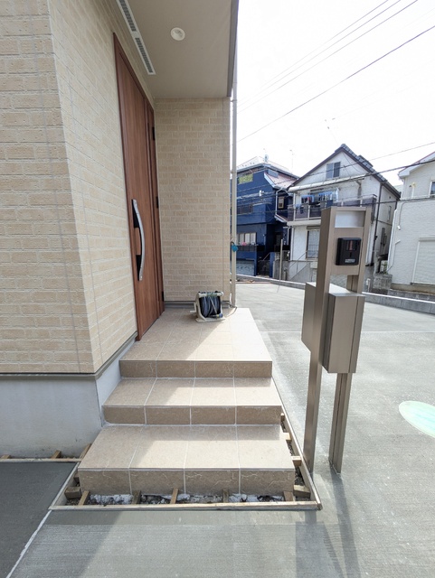 エントランス　玄関前入口