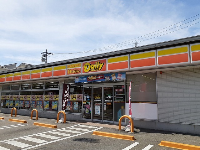 コンビニ　デイリーヤマザキ（コンビニ）まで300m