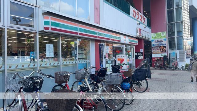 コンビニ　セブンイレブン（コンビニ）まで686m