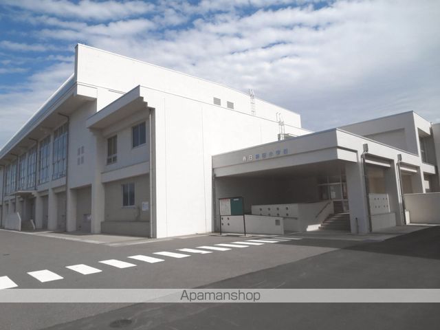 小学校　上越市小学校春日新田小学校（小学校）まで857m