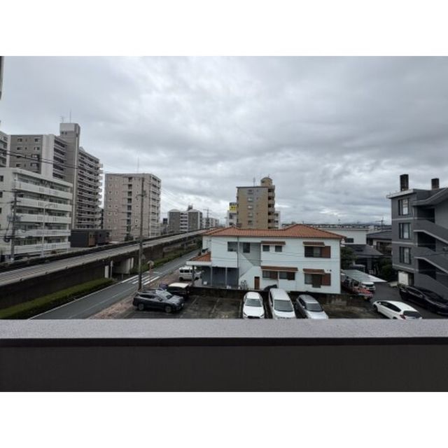バルコニー　【バルコニー】同系統の別部屋になります。現状を優先します。