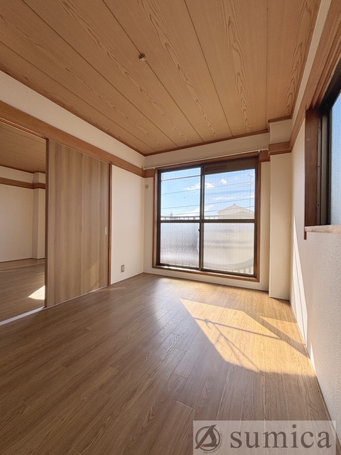 バルコニー　内装は落ち着いています。おおきな窓で明るさを演出。