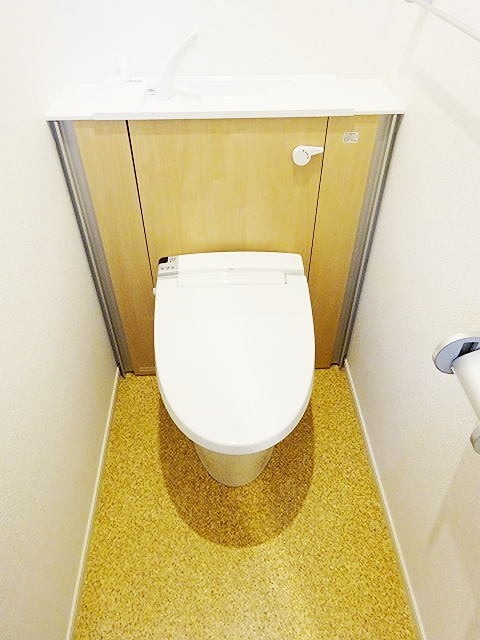 トイレ　温水洗浄便座です。