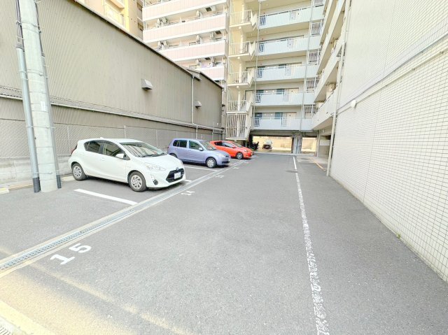 駐車場　敷地内にある駐車場。愛車がすぐ近くに置けると安心ですよね。