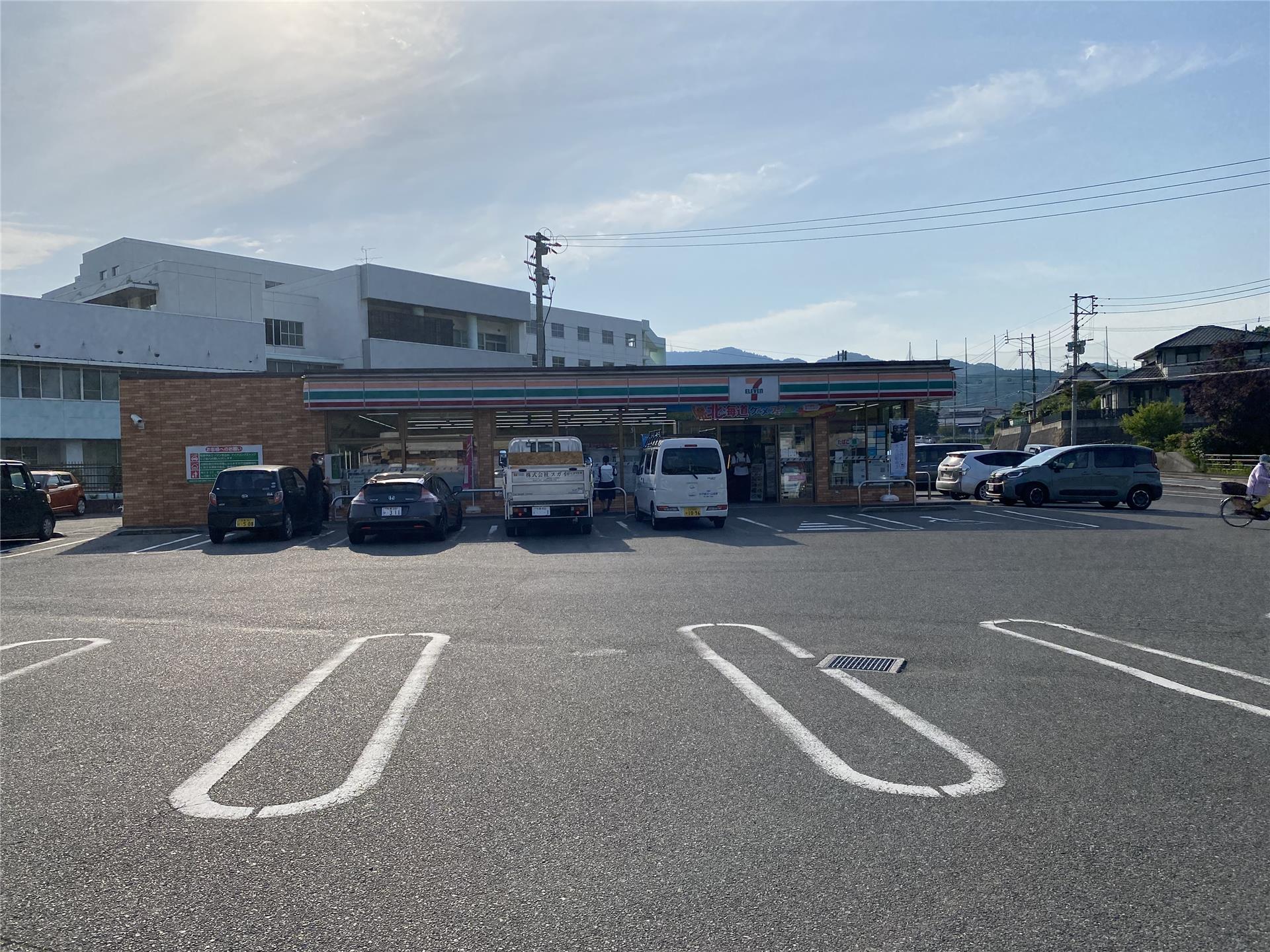 コンビニ　セブンイレブン（コンビニ）まで859m
