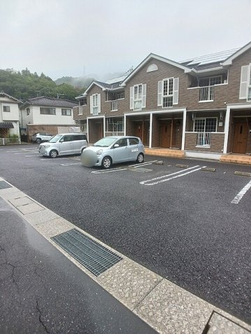 駐車場　駐車場があるので、車を買う予定の方も安心です