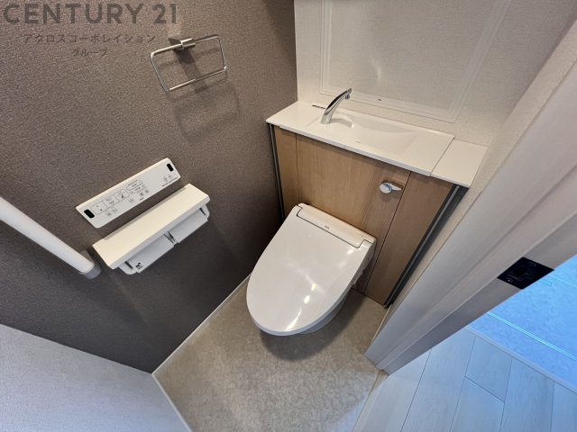 トイレ　温水洗浄便座付きのトイレです♪
