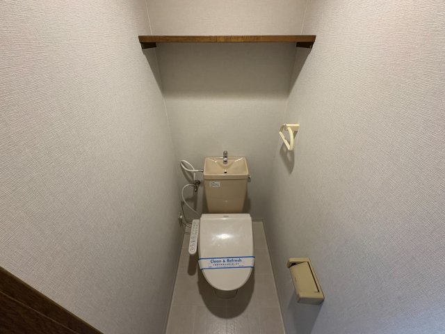 トイレ　落ち着いた色調のトイレです