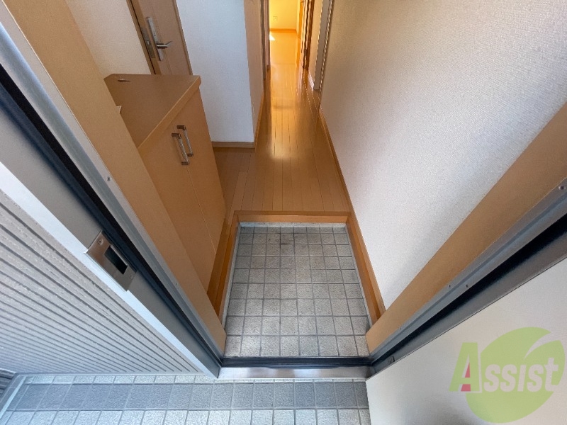 玄関　こちらは玄関のお写真です。広々としていて靴の着脱に便利です