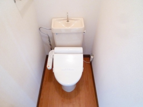 ＪＲ山陽本線 西条駅 徒歩26分 2階建 築33年のトイレ写真