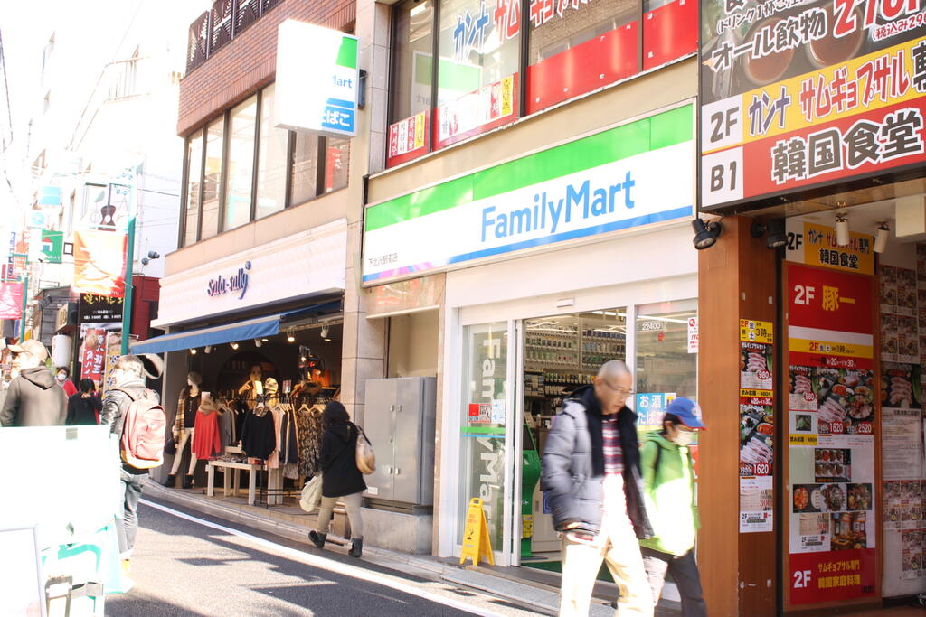 コンビニ　ファミリーマート下北沢駅南店（コンビニ）まで138m