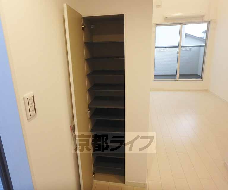 玄関　ブーツもラクラク入る玄関収納付き。