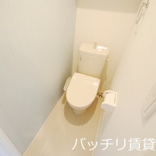 トイレ　別号室タイプの為、現状を優先致します。