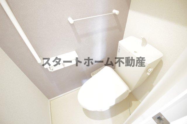 トイレ　落ち着いた色調のトイレです
