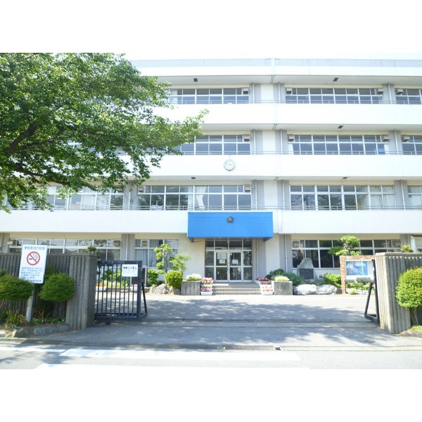 中学校　四街道市立四街道西中学校（中学校）まで285m