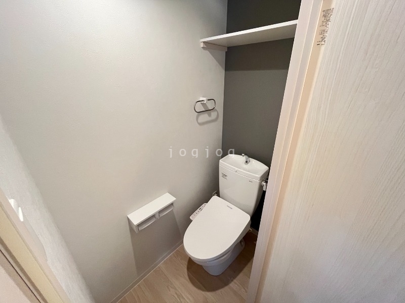 トイレ　嬉しい温水洗浄便座付きのトイレです。