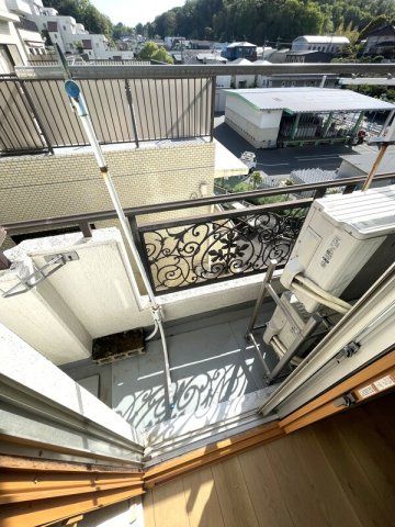 バルコニー　※別号室の写真です。現況優先となります。