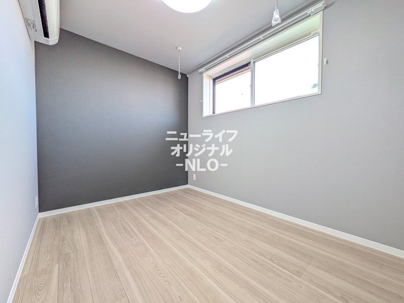 その他部屋・スペース　たくさん収納できるウォークインクローゼットのある寝室。