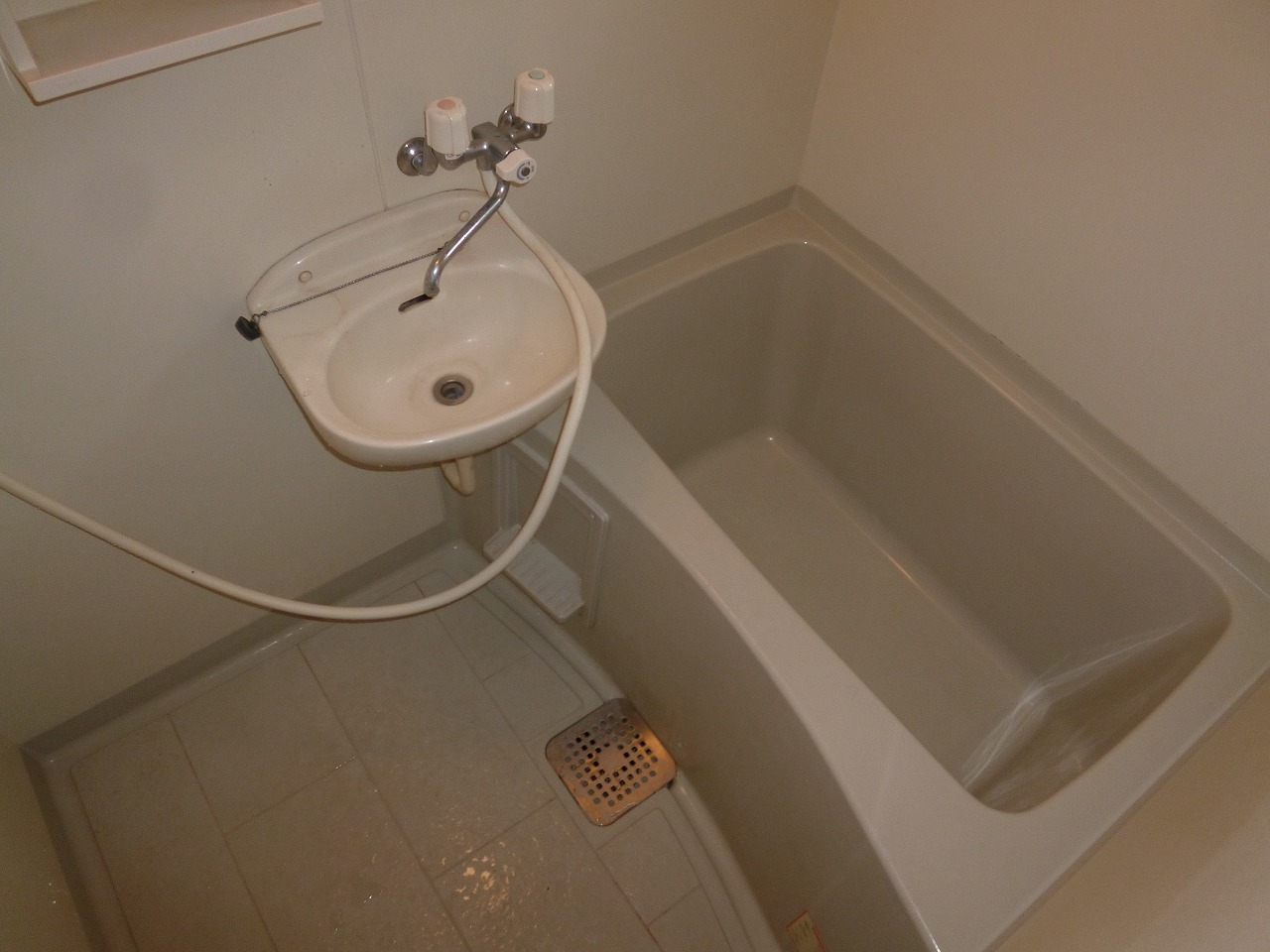 バス・シャワールーム　お風呂・トイレ別のお風呂です。窓があり換気も楽々です。