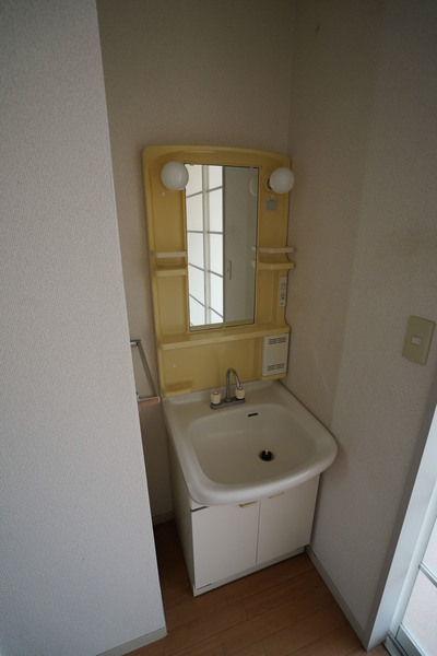 洗面設備　同じ建物の別なお部屋