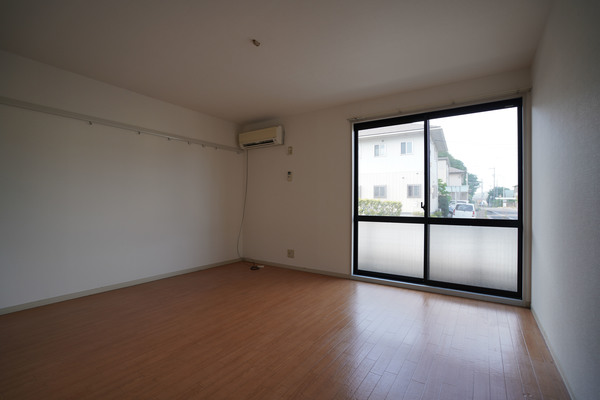 居室・リビング　同じ建物の別なお部屋