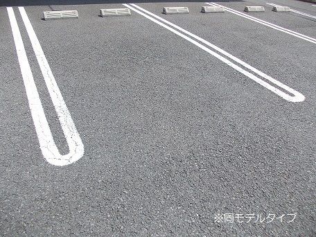 【大和町吉岡東アパートＢの駐車場】