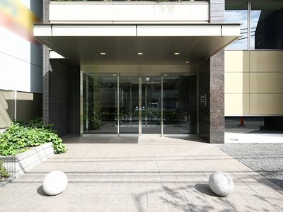 【新宿区原町のマンションのエントランス】