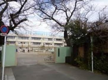 【目黒区鷹番のマンションの小学校】