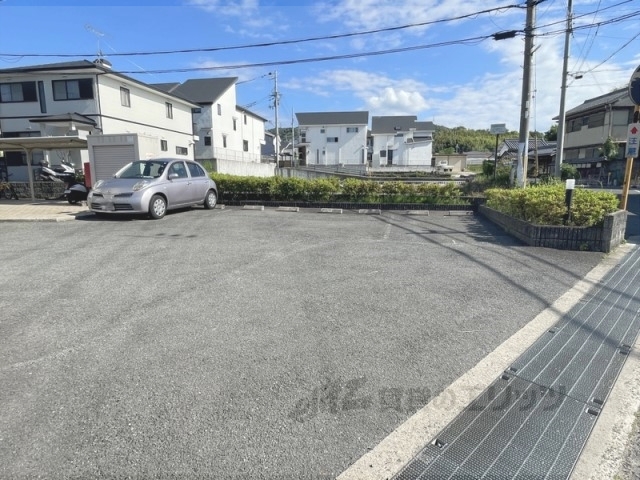 【交野市星田のアパートの駐車場】