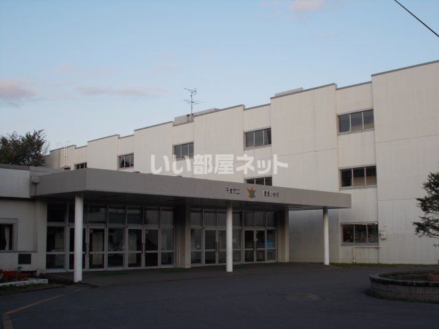 小学校　千歳市立信濃小学校（小学校）まで564m