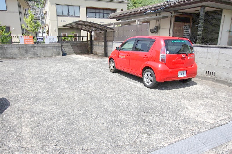 【岡山市北区吉備津のアパートの駐車場】