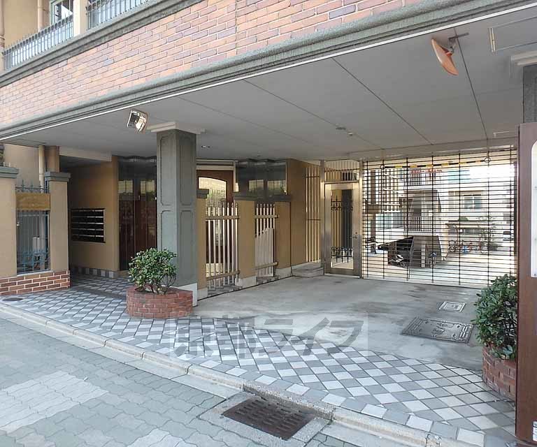 【京都市東山区妙法院前側町のマンションのエントランス】