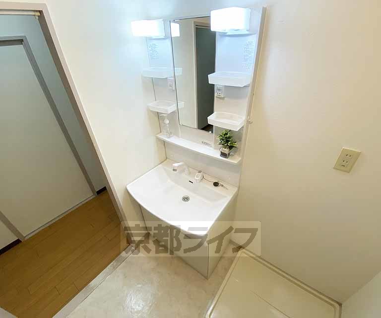 洗面設備　収納性の高い洗面所です。