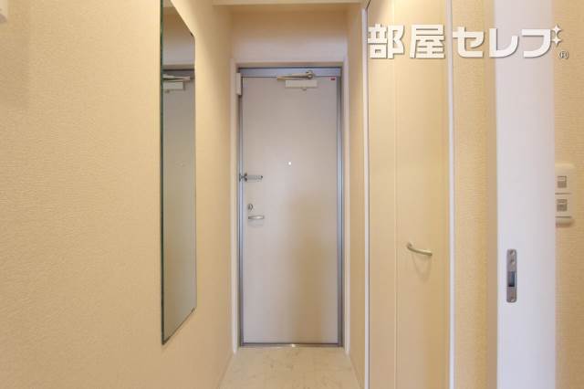 玄関　３０２号室の写真になります。