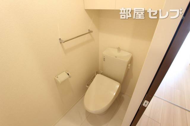 トイレ　３０２号室の写真になります。