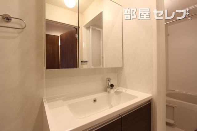 洗面設備　３０２号室の写真になります。