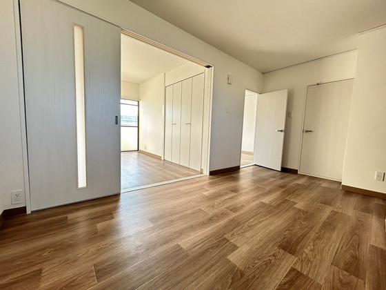 居室・リビング　※別号室のお写真です。