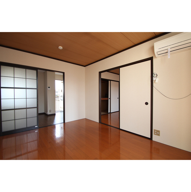 居室・リビング　（内装写真は全て２０２号室です）