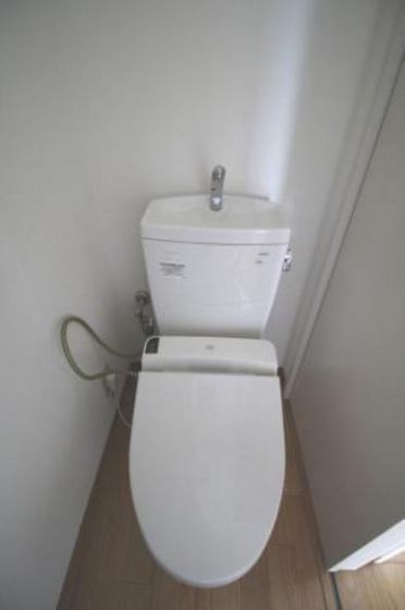 トイレ　別号室写真です